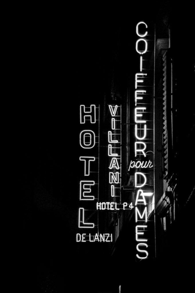 enseigne coiffeur pour dames en noir et blanc