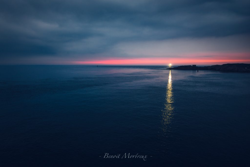 phare de kermorvan dans le couchant