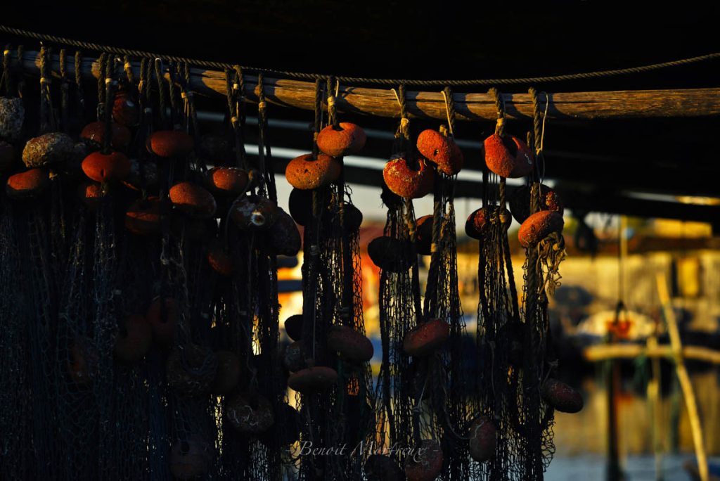 filets de pêche pendus sur une barre en bois