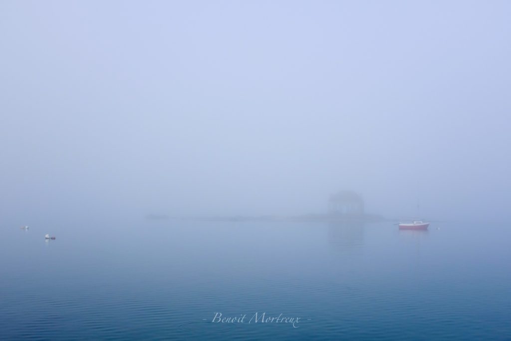 l'île Nichtarguer dans le brouillard, Saint-Cado