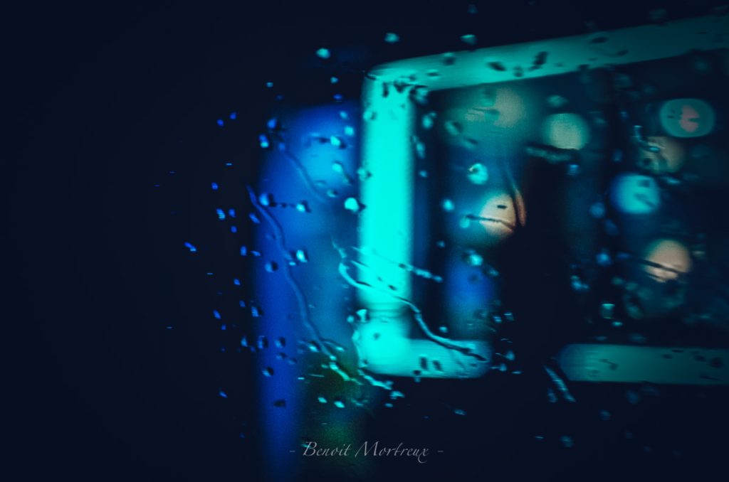 des néons à Paris, un soir de pluie