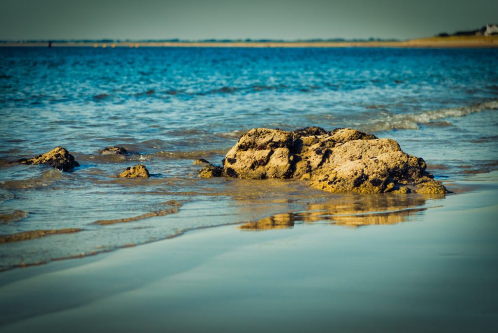 rocher bercé par les vagues